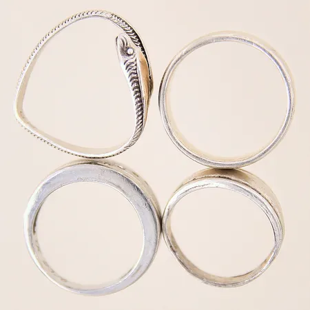 Ringar 4st, skeva/buckliga, saknar stenar, silver 925/1000 Vikt: 15,5 g