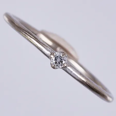 Ring med diamant ca 1x0,03ct, indikerar på syntetisk diamant, stl: 16½, bredd ca 1-2mm, 14K Vikt: 0,8 g
