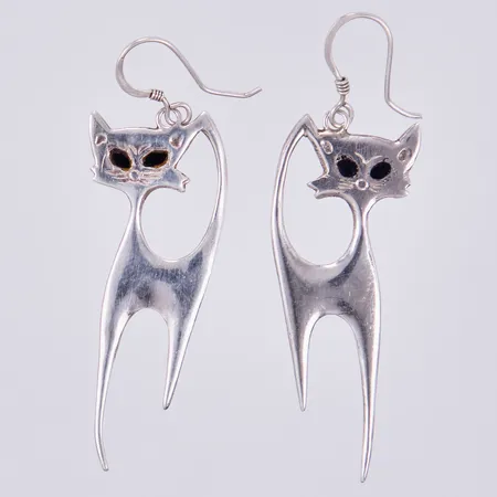 Ett par örhängen med stenar Katter, längd ca 4,6cm, bredd ca 18mm, limrester på baksidan, silver 925/1000 Vikt: 5,2 g