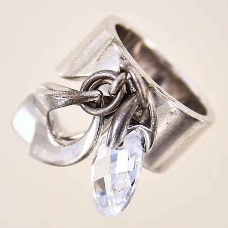 Ringar med integrerade berlocker, en med sten, stl 18, bredd 10,5mm, silver 925/1000 Vikt: 19 g