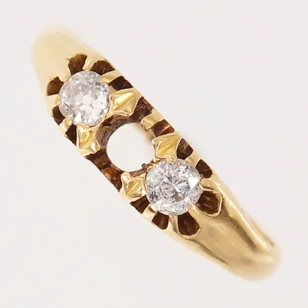 Ring med gammalslipade diamanter 2 x 0,16ct, stl: 17¼, bredd 1-5mm, en diamant saknas, 18K.  Vikt: 2,8 g