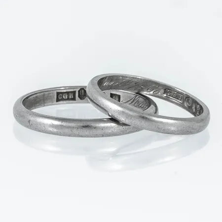 Graverade ringar i platina (950/1000) Storlek 16½ och 19¼. Vikt: 7,8g.