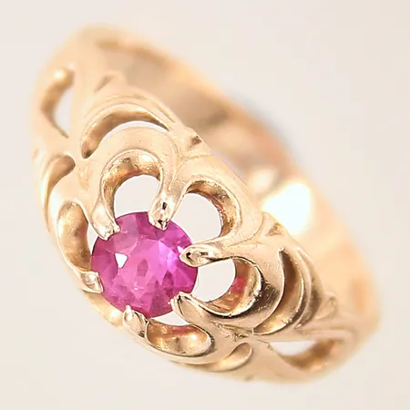 Ring med rosa sten, stl 18¼, bredd 2,8-9,5mm, nagg, 14K Vikt: 3,8 g
