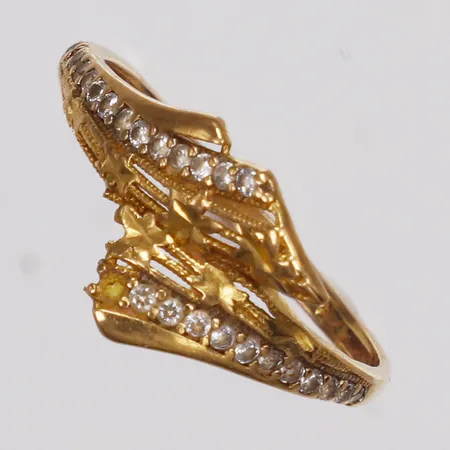 Ring, vita stenar, stl 17, bredd 1,5-10mm, skev skena, 22K Vikt: 1,7 g