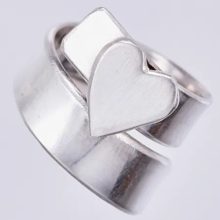 Ring med Hjärta, stl ca 16¾, bredd ca 6-25mm, justerbar, gjord år 2013, silver 925/1000 Vikt: 6,1 g