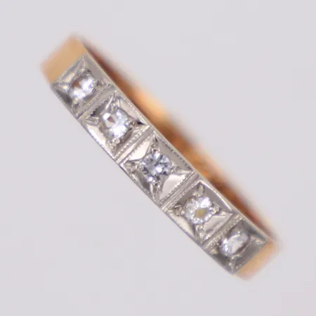 Alliansring med vita stenar, stl 17¼, finska stämplar, gravyr, 14K Vikt: 1,8 g