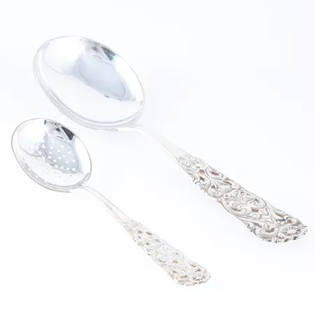 Valdres i silver (830/1000): en sockerströare (14 cm) & en uppläggningssked (20 cm). De väger 100,5g tillsammans. 