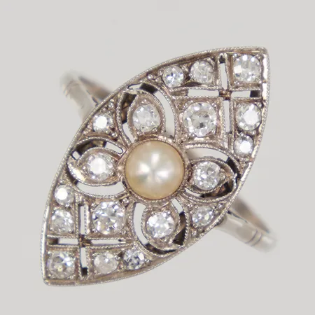 Ring, stl 20¼, bredd 1,4-25mm, en pärla, 18st gammalslipade diamanter totalt ca 0,40ct, vitguld, 18K Vikt: 3,9 g