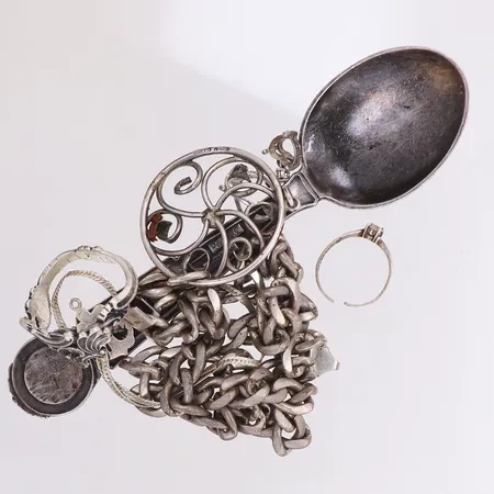 Diverse smycken, 1 dopsked, defekt, gravyr 830/1000 silver Vikt: 132,4 g