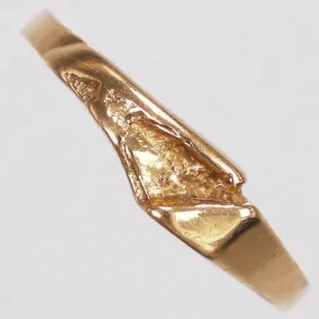 Ring, stl 17½, bredd 2- 5mm, skev skena, 18K  Vikt: 1,3 g