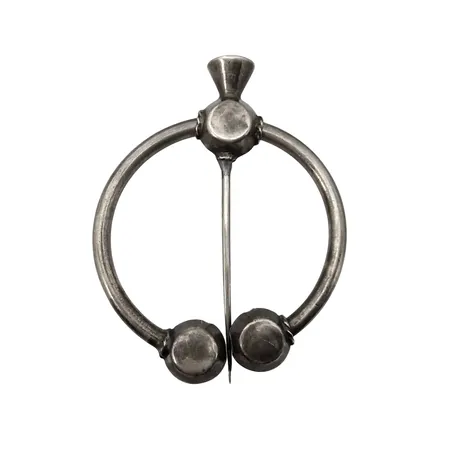 Dräktsmycke, större sjalnål/dräktnål, silver, allmoge, 1875, silversmed Bernt Erlandsson Kristianstad, längd 70 mm, bredd 54 mm Vikt: 14,5 g