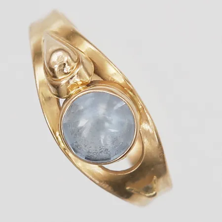 Ring med blå sten, stl: 17¼, bredd: 2,5 - 8 mm, 18K guld. Vikt: 1,7 g