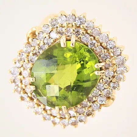 Ring med peridot samt diamanter 64 x ca 0,02ct, stl 18, bredd 4-23mm,  peridot med tydliga inneslutningar som når ytan, 18K Vikt: 13,9 g