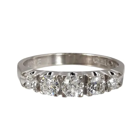 Ring, 18K vitguld, Diamanter 5 st totalt 0,60ct - graverat på insidan av skenan, Wadring Juvel (WAD), Karlskrona, svensk kontrollstämpel, Ø18,0 mm, bredd 2,8 - 4 mm, fint skick, borttag av gravyr ingår Vikt: 4,3 g