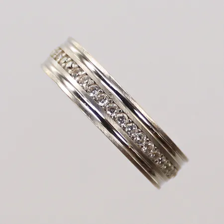 Ring med vita stenar, stl 17¾, bredd 5mm, gravyr, 14K, 2,8g Vikt: 2,8 g