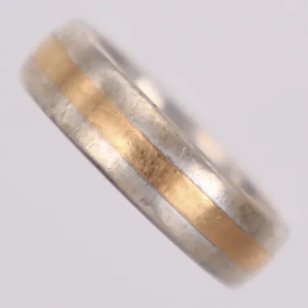 Ring, stl 18, bredd 5,9mm, GHA, gulddetalj, repor, 925/1000 silver Vikt: 6,1 g