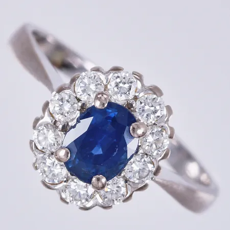 Ring med safir (naggad) samt 10 diamanter ca totalt 0,55ct enligt gravyr. stl: 19 ¼, bredd ca 2-11mm, Guldsmeders Inköps Ab,Gia 1993, 18K Vikt: 4,6 g
