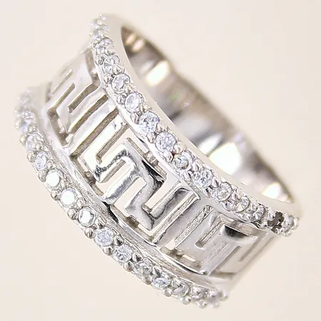 Ring med vita stenar samt genombruten dekor, stl 18¼, bredd 4-10,5mm, en sten saknas, silver 925/1000 Vikt: 5,9 g