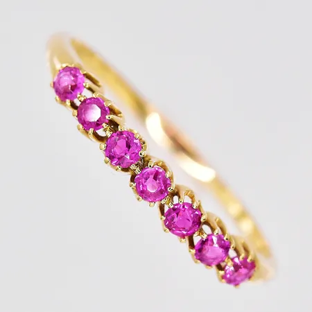 Ring med röda stenar, stl 20¼, bredd 3mm, 18K Vikt: 1,9 g