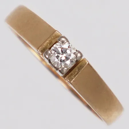 Ring, diamant 1x ca0,10ct, stl 15¾, bredd 2,5-3,3mm, 18K Vikt: 3,6 g