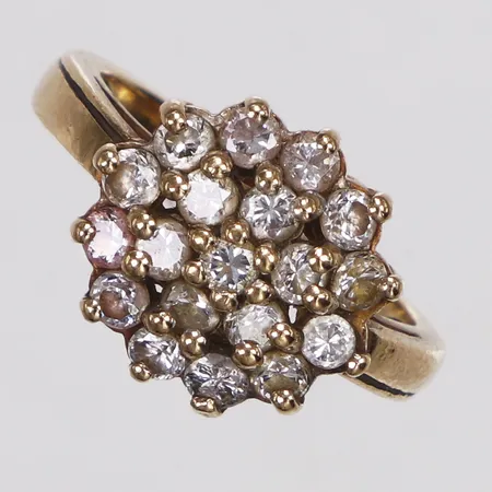 Ring, vita stenar, stl 16½, bredd 3-13mm, gulmetall. Vikt: 0 g