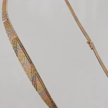 Collier, 43cm, bredd 6-15mm, trefärgat, brott i länk på flera punkter, 14K,  Vikt: 31,6 g