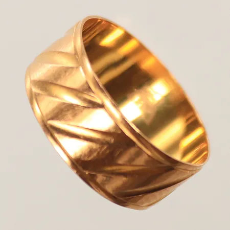 Ring med mönster, stl 16¼, bredd 7mm, 21K, 2,6g Vikt: 2,6 g