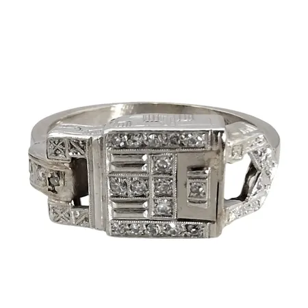 Ring Art Deco-stil, 18K vitguld, Diamanter 18 x ca. 0,002ct, Ronneby Guldsmide AB (FÄRM), Ø20 mm, bredd 3-10 mm Vikt: 6,9 g