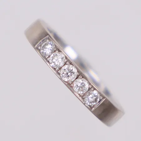  Ring med briljantslipade diamanter 5 x ca. 0,05ct, stl 16½, bredd: 3,4mm, spricka i skenan, ostämplat vitguld, 18K Vikt: 5 g