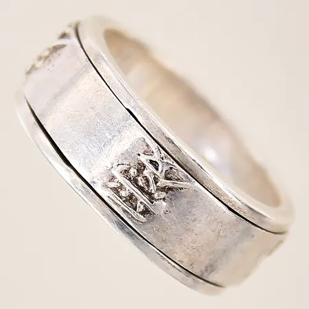 Stressring med dekor, stl 20, bredd 9mm, GHA, silver 925/1000  Vikt: 11,7 g