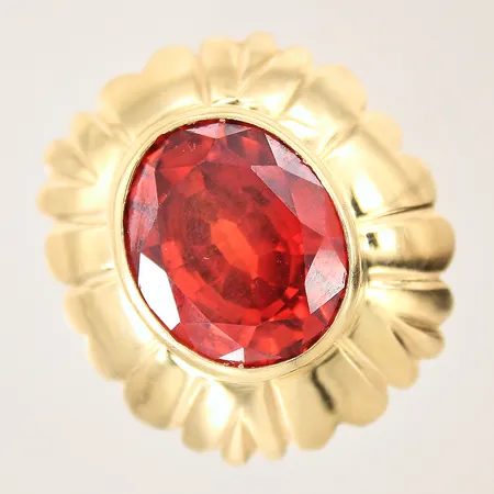 Ring med orange sten, stl 19¼, bredd 6-34,5mm, 18K Vikt: 25,9 g