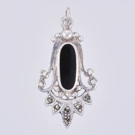 Hänge med svart sten samt markasiter, längd: ca 3cm, bredd: ca 7-15mm, silver 925/1000 Vikt: 2,2 g