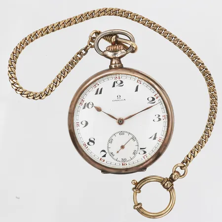 Fickur Omega, Ø 48mm, liten sekundvisare, boett-nr: 8735450, dubbla boetter i 800/1000 silver, åldersbetingat slitage, klockkedja i metall.
