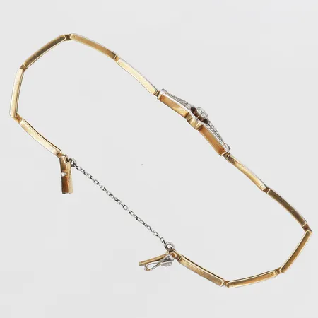 Armband med äldre briljantslipad diamant ca 0,10ct, samt rosenslipade diamanter, längd ca 16,5cm, säkerhetskedja, 14K guld, originalask. Vikt: 5,3 g