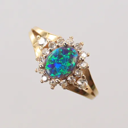 Ring med grön och vita stenar, stl 18½, bredd 2-11mm, 14K, 3g bruttovikt