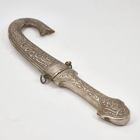 Kniv med fodral, längd 26cm, orientalisk dekor, slitage Skickas med paket.