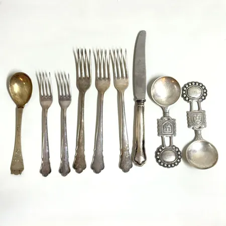 Diverse silverbestick, gravyrer  Vikt: 34,3 g