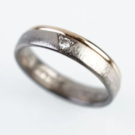 Ring m diamant 0,05ct enligt gravyr, Schalin, vit/gulguld, stl 19(59), bredd 5mm, 18k, gravyr Vikt: 6,4 g