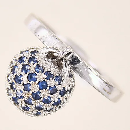 Ring med integrerad berlock med blå stenar, stl 17¾, bredd 2,2mm, silver 925/1000 Vikt: 3,7 g