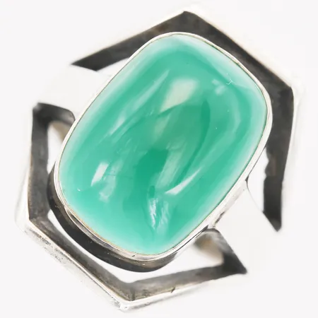 Ring med cabochonslipad färgad agat, stl: 16¼, silver  Vikt: 7,4 g