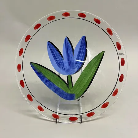 Fat, Ø33cm, Tulipa, signerat Ulrica Hydman Vallien, etikettmärkt Kosta Boda, repor, handmålat klarglas Skickas med paket.