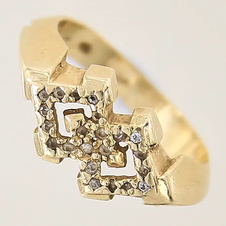 Ring med vita stenar, stl 16, bredd 2,9-9,4mm, skev, 14K  Vikt: 3,8 g