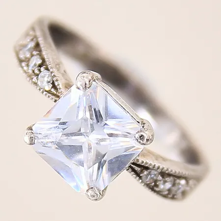 Ring med vita stenar, stl 18¼, bredd 2,5-8mm, silver 925/1000 Vikt: 3,6 g
