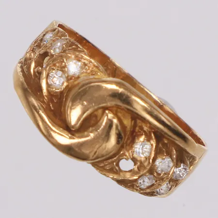 Ring, vita stenar, stl 17¾, bredd 3-9mm, stenar saknas, bucklig, 18K Vikt: 3,4 g