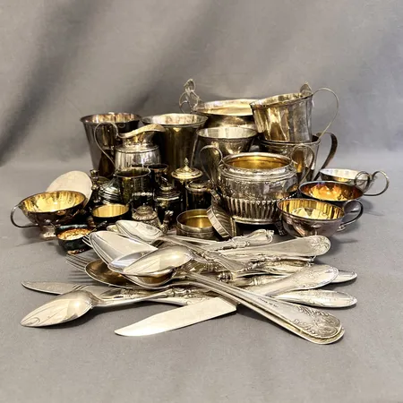 Silverföremål, olika, gravyrer, bucklor, silver 830/1000.  Vikt: 2330,5 g