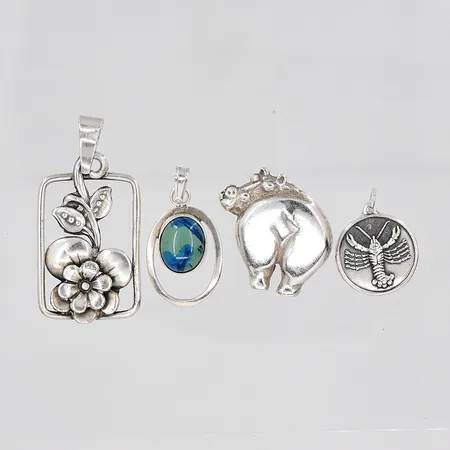 4 Hängen, olika modeller, silver Vikt: 13 g