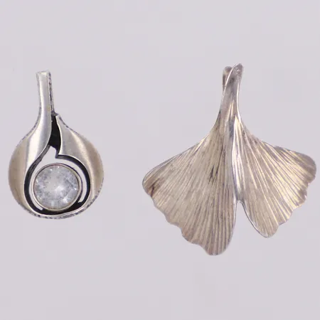 Hänge, Ginko, Weimar, längd 22mm, 1 Hänge med vit sten, Karl Laine, längd 18mm, 925/1000 silver Vikt: 2,3 g