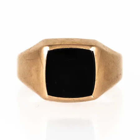 Klackring i 18K guld med svart sten (agat el. onyx). Den är i storlek 19, är 3,5 - 12,2 mm bred och väger 4,0g. Stämplad 18K & Kattfot. Gravyr. Repig sten.
