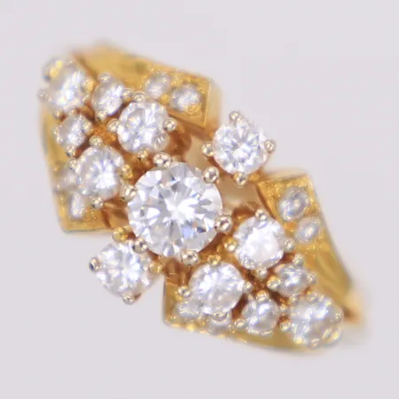 Ring med briljantslipade diamanter 1xca0,40ct, 8xca0,10ct, 4xca 0,03ct 8xca 0,01ct, stl 17¾, bredd 12mm, 14K Vikt: 6 g