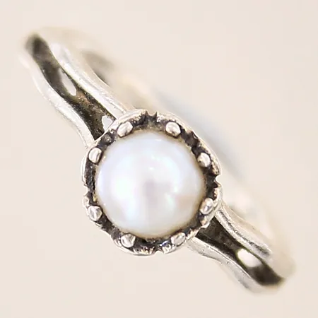 Ring med pärla, stl 15½, bredd 1,7-7,6mm, silver 925/1000 Vikt: 2,9 g
